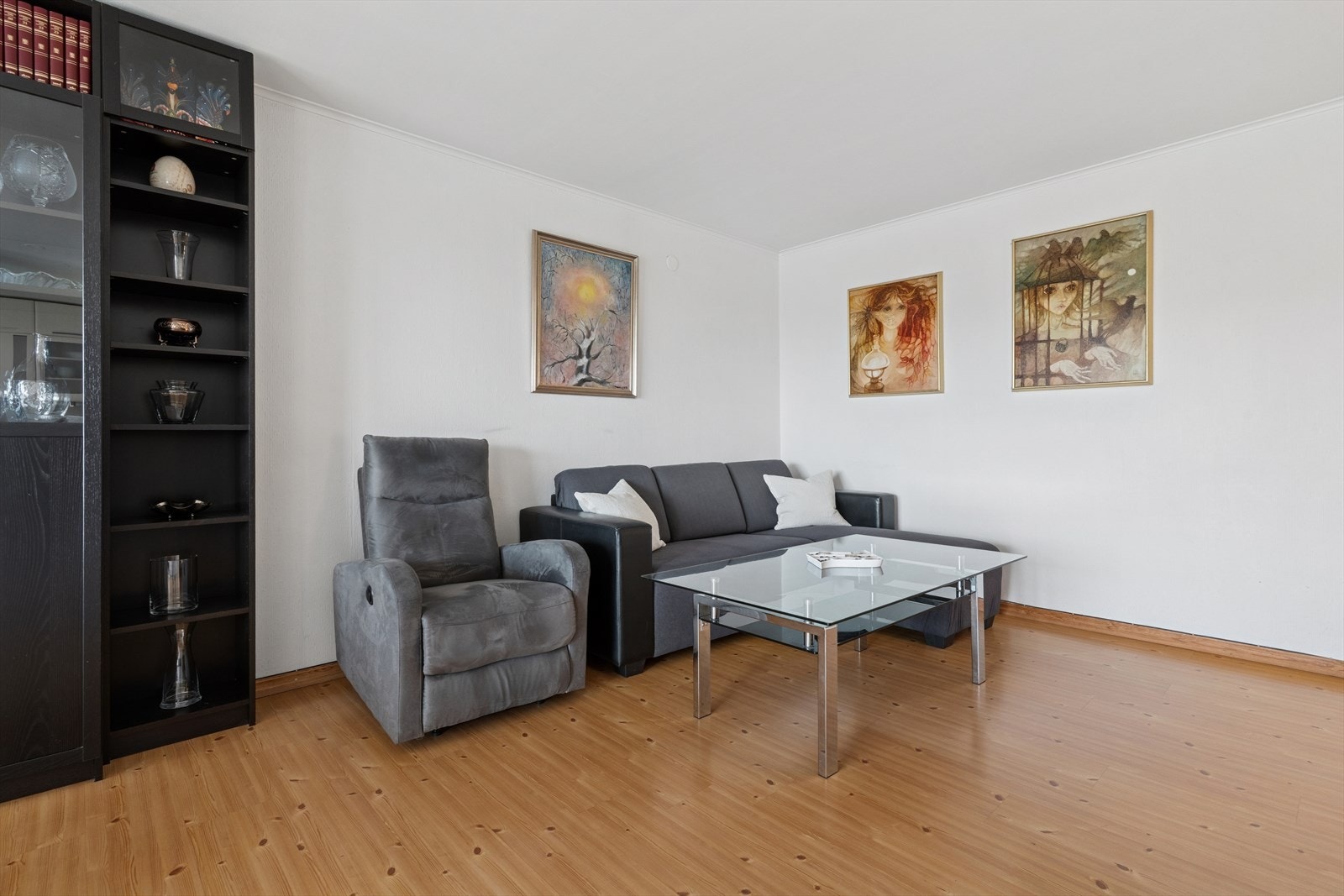 Planløsningen er åpen og fleksibel, med god plass til både sofagruppe, TV-løsning og spisebord. Galleribilde