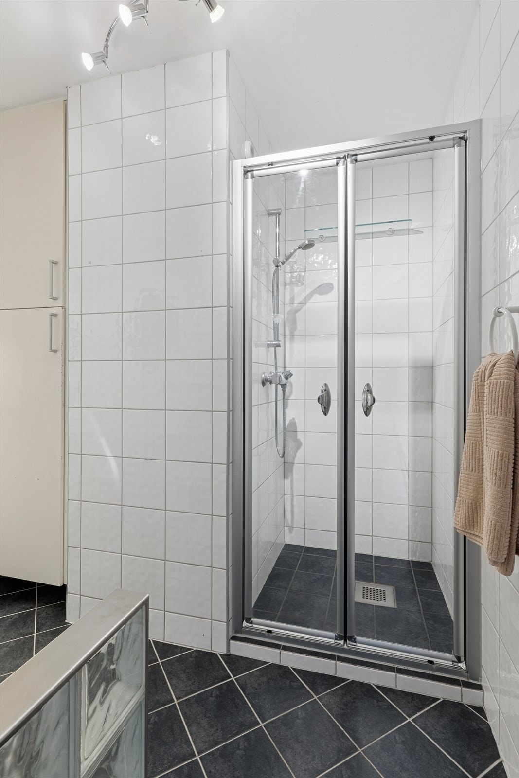 Leiligheten har to bad - ett i hver etasje - som gir god fleksibilitet og komfort i hverdagen. Galleribilde