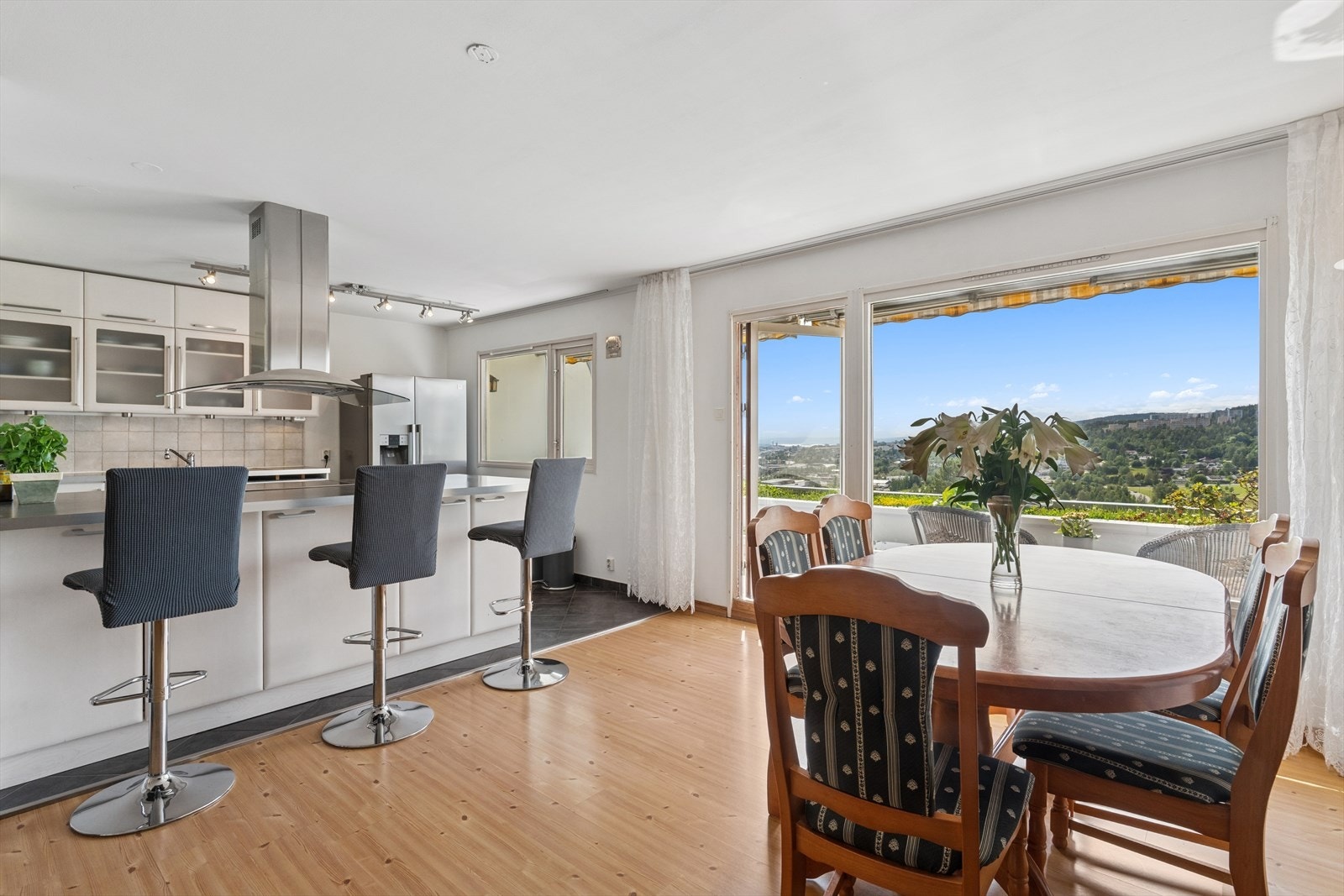 Den åpne forbindelsen til kjøkkenet skaper en sosial sone som passer perfekt for både hverdag og gjester. Galleribilde