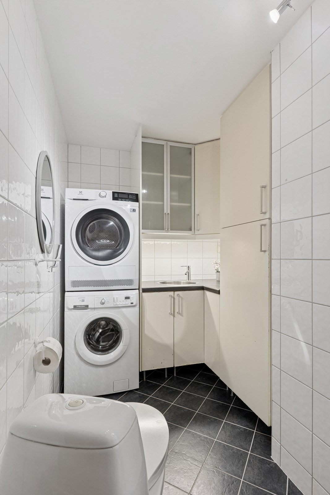 Badet i 4. etasje er funksjonelt innredet med opplegg for vaskemaskin og tørketrommel, samt benkeplass og skap for oppbevaring. Galleribilde