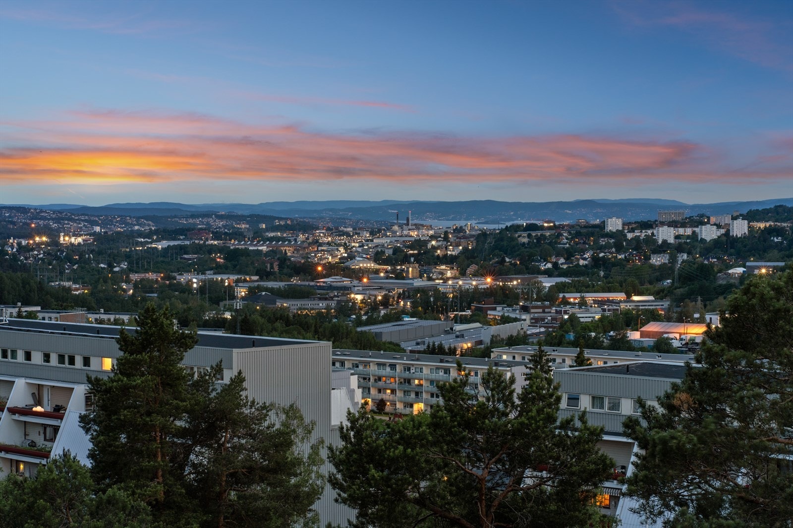 Lokalmegler Yosef Al-Salihi presenterer denne lyse og innholdsrike 5-romsleiligheten over to plan, beliggende i et populært og barnevennlig område på Stovner! Galleribilde