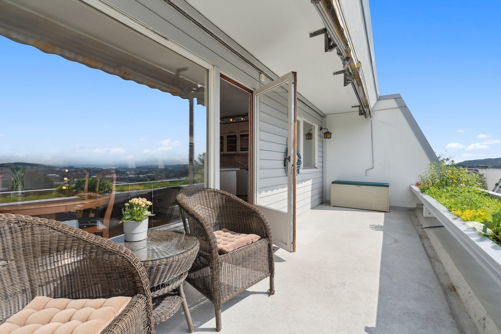 Fra stuen er det direkte utgang til vestvendt balkong - en forlengelse av oppholdsrommet med gode solforhold og utsyn. Galleribilde