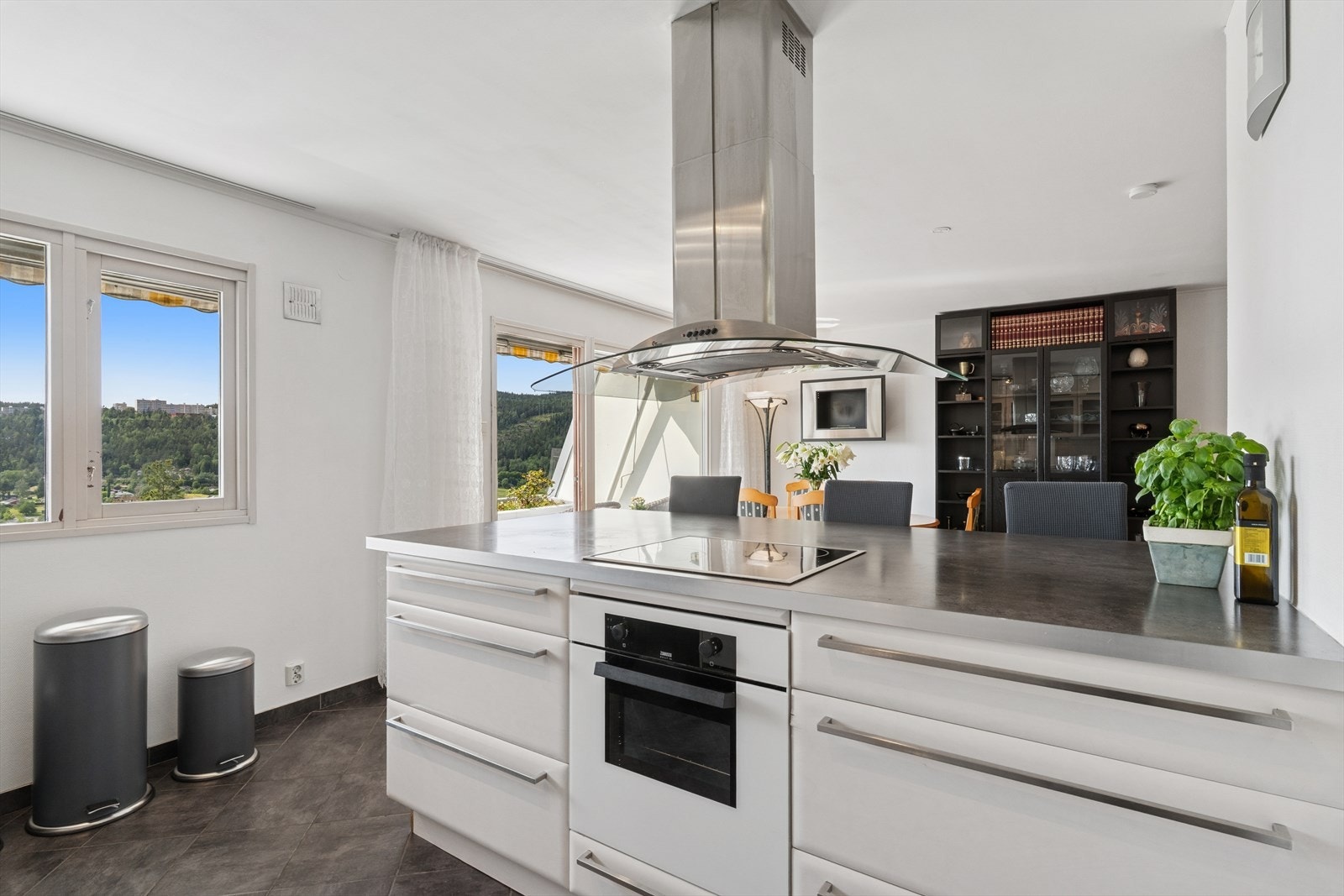 Innredningen består av hvite fronter, benkeplate i laminat og godt med skap og benkeplass for effektiv matlaging. Galleribilde