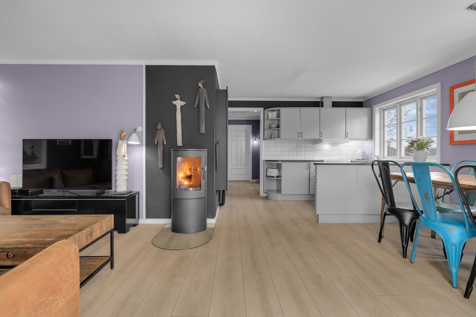 Stue/kjøkken har lys, pen laminat på gulv og malte gipsvegger. Galleribilde