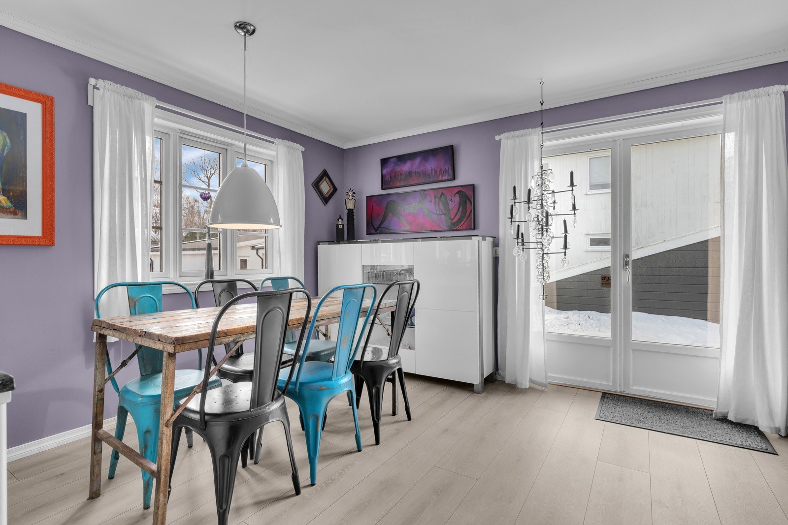 God plass til langbord og annen møblering ved kjøkkenet. Galleribilde