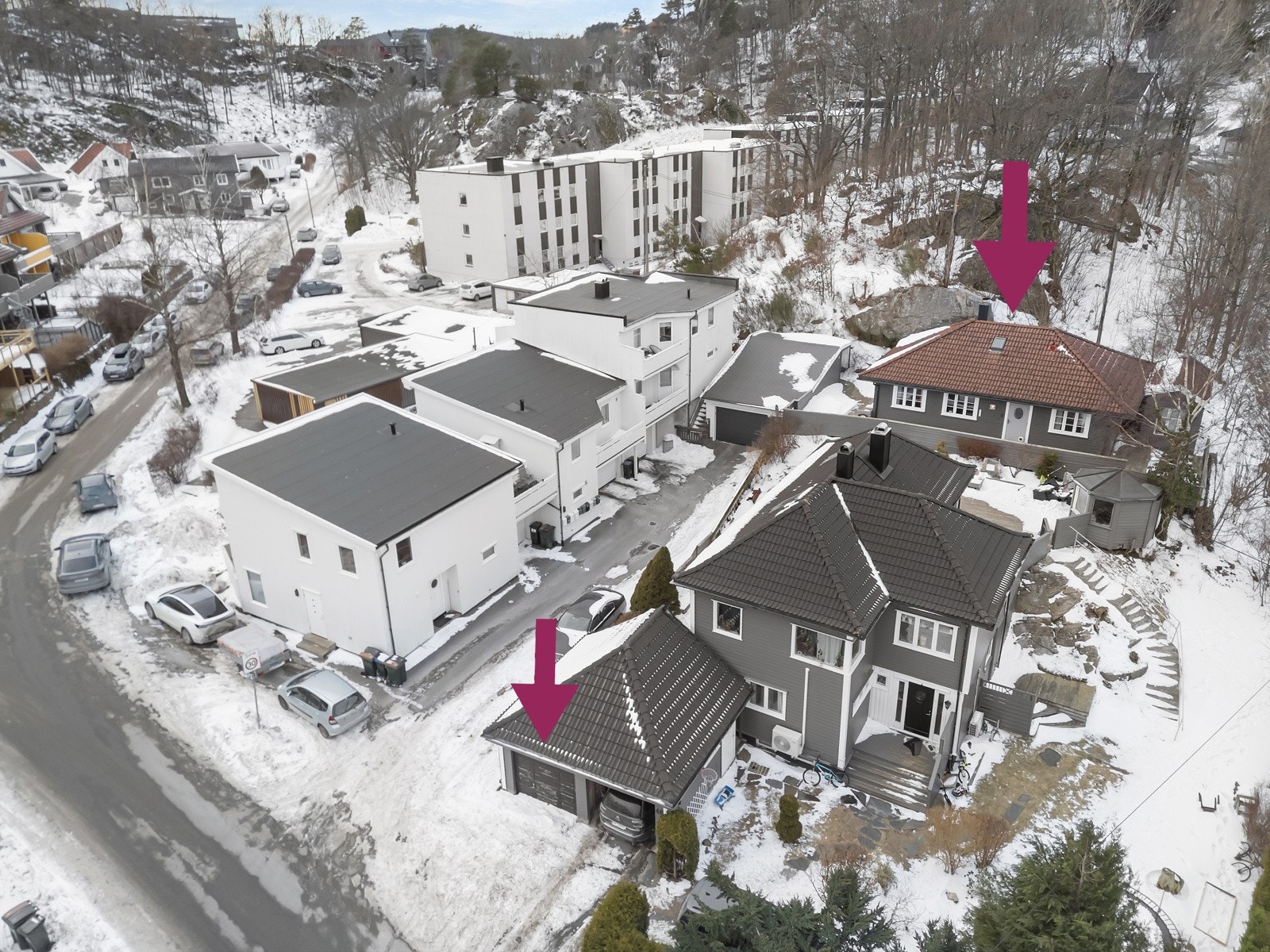 Til boligen følger det med halvpart av dobbel garasje samt 1 biloppstillingsplass utenfor sin del av garasjen. Galleribilde