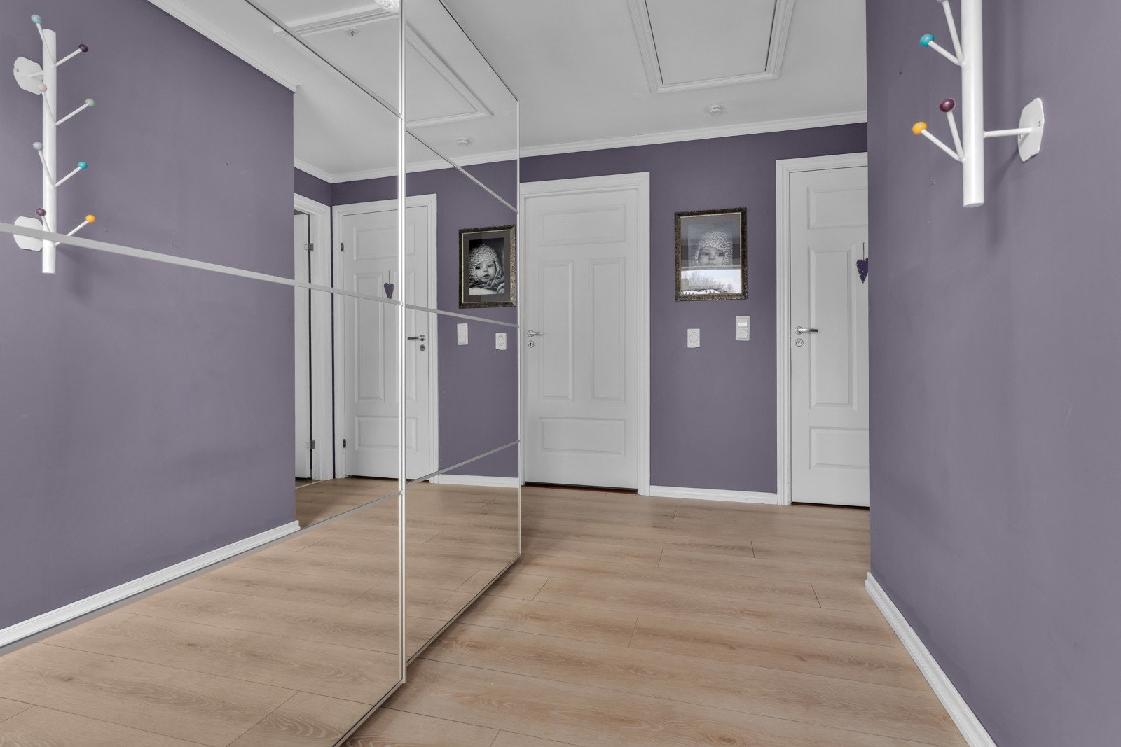 Fra gangen er det adkomst til kjøkken/stue, bad og soverom. Galleribilde