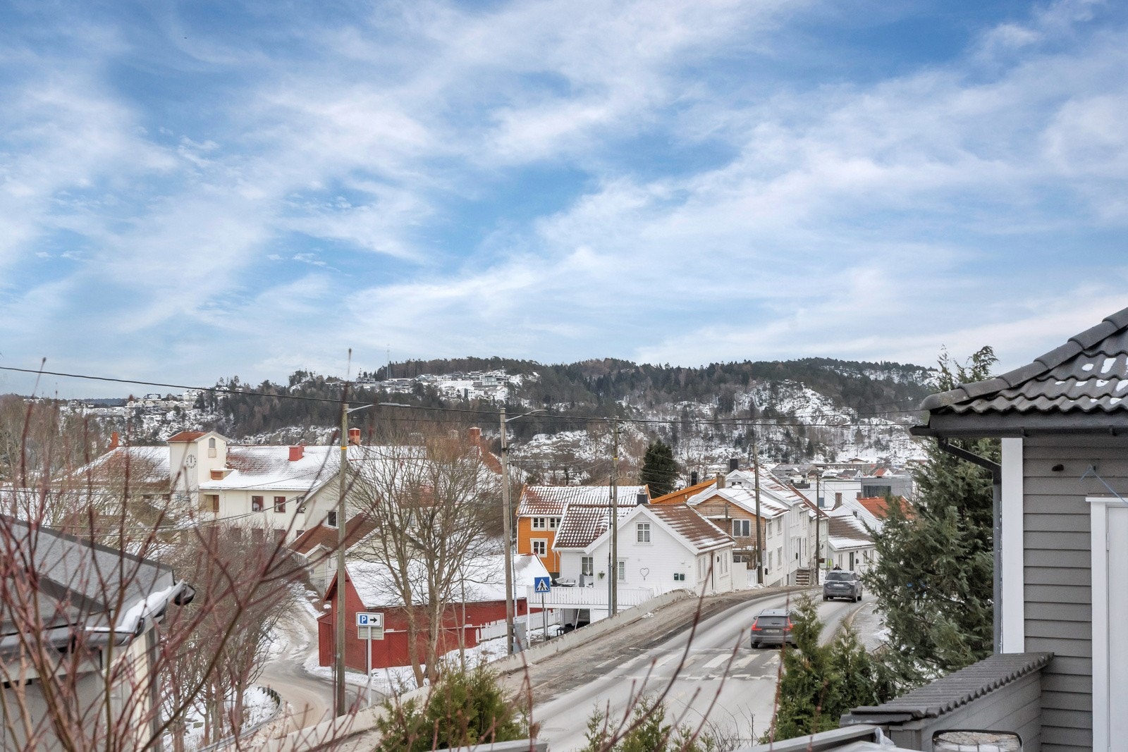 Fine utsiktsforhold fra eiendommen mot Øvrebyen og Skinsnesheia. Galleribilde