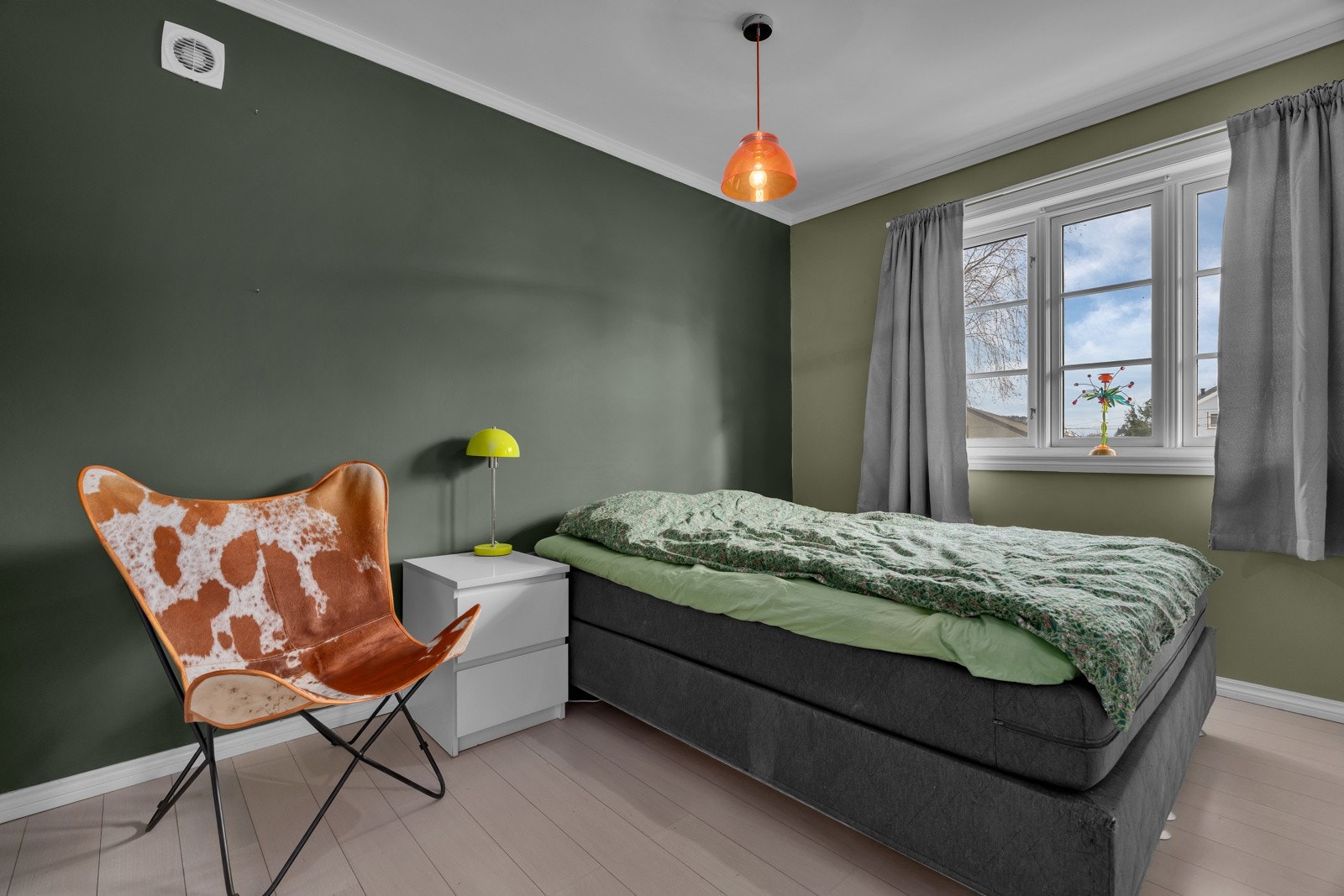 Det er gode vindusflater på soverommene som skaper en luftig romfølelse. Galleribilde