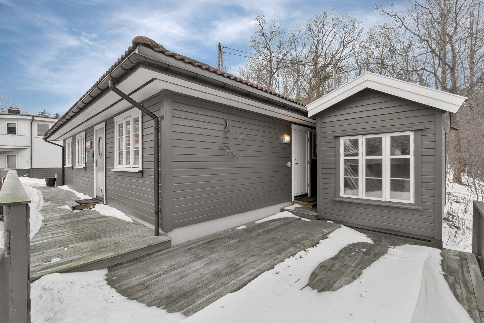 Det er en utvendig bod ved inngangen til innvendig bod (denne er ikke byggemeldt). Galleribilde