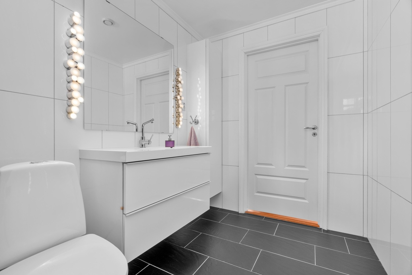 Badet er flislagt med varmekabler i gulv og har lys innredning. Galleribilde