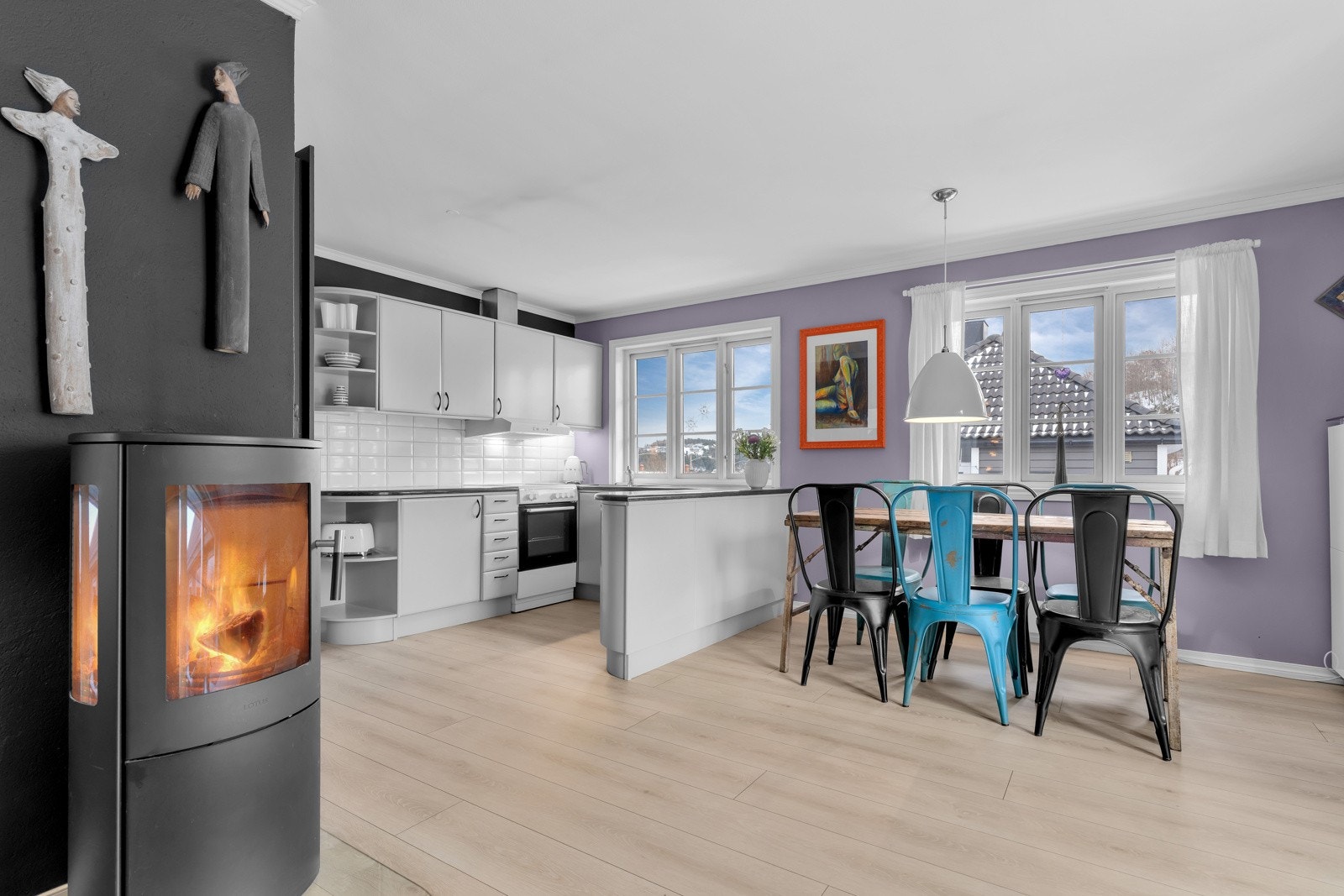 Stuen har en åpen kjøkkenløsning med kjøkkenhalvøy og plass til langbord. Galleribilde