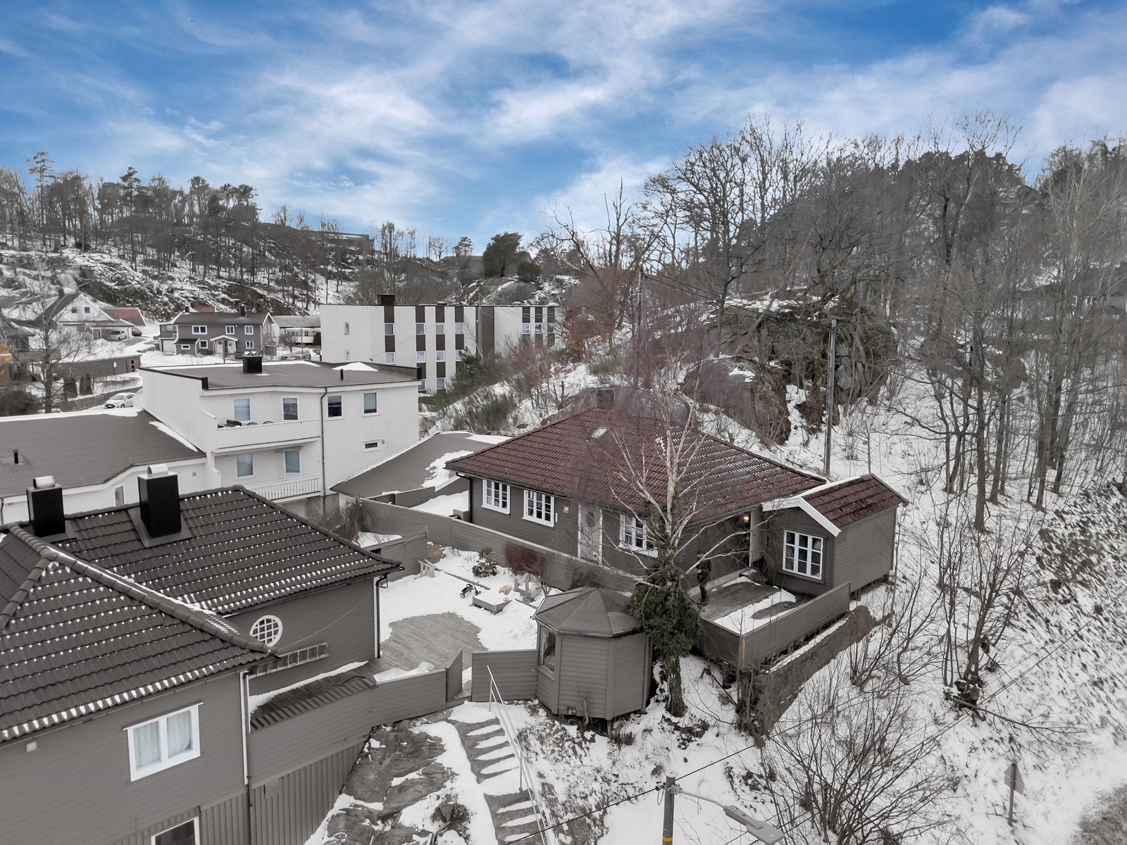 Boligen ligger for seg selv på Oksevollen nær byen og Uranienborg. Galleribilde