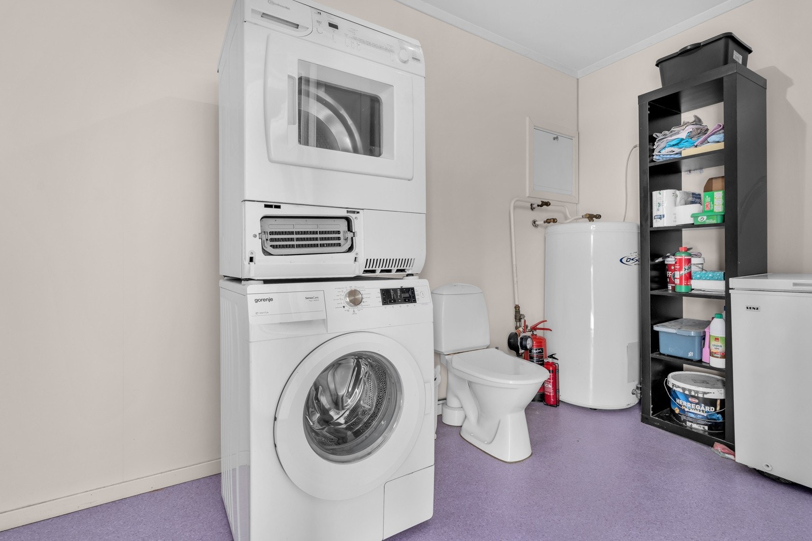 Bod med belegg på gulv og våtromsplater på veggene. Galleribilde