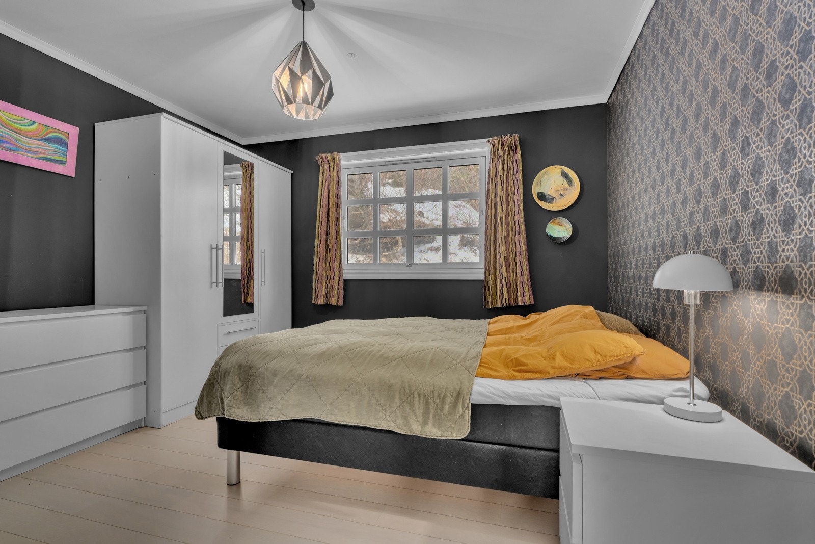 Begge soverommene i boligen er av en god størrelse med plass til dobbeltseng og garderobeskap. Galleribilde