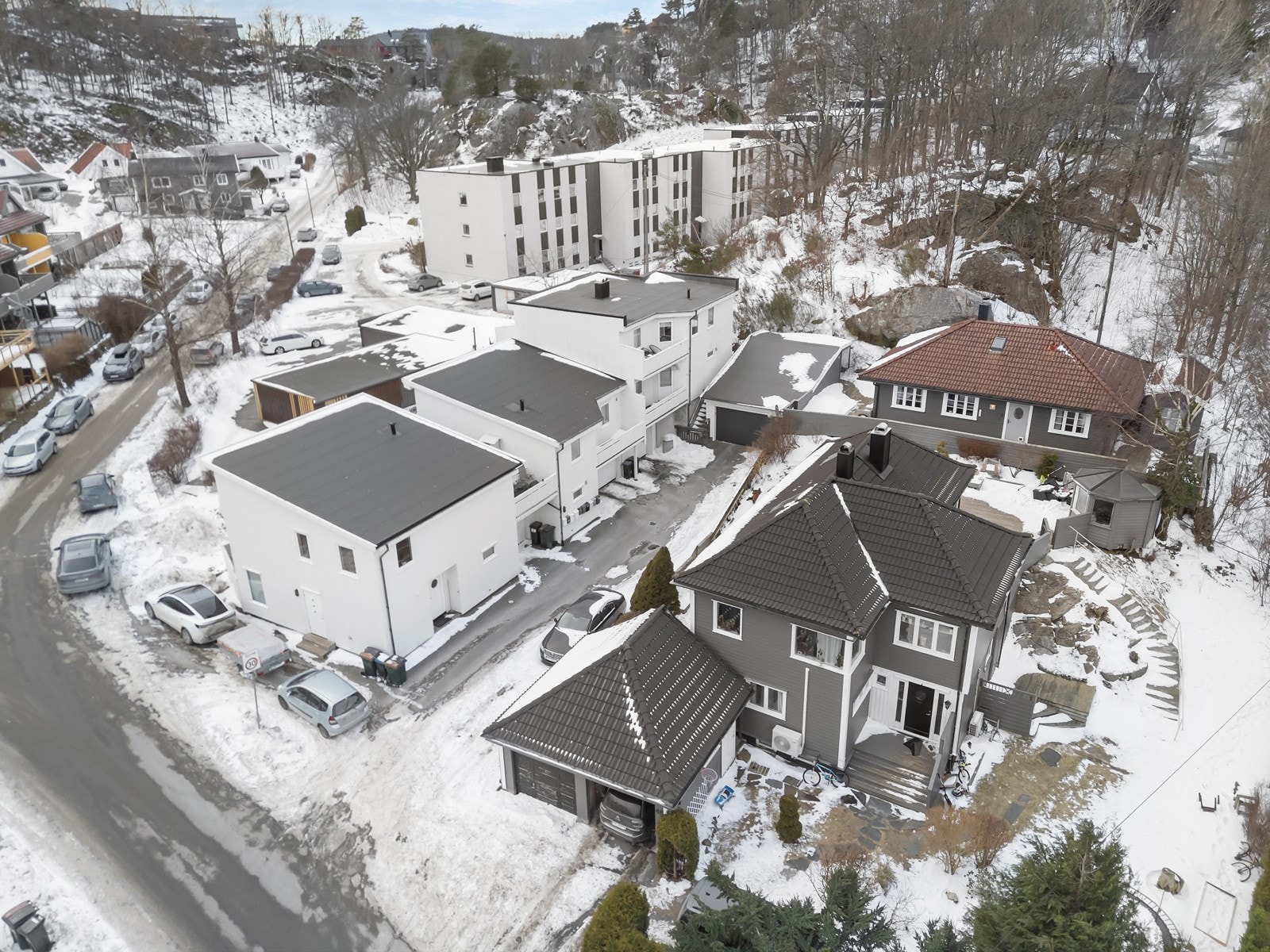 Det foreligger tinglyst rett til gangvei fra garasjen til boligen. Galleribilde