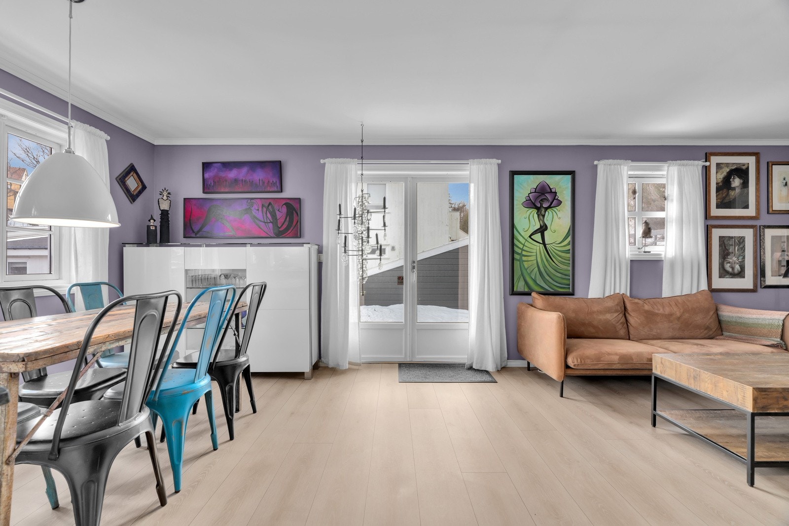 Stuen er lys og tiltalende med vinkel. Galleribilde