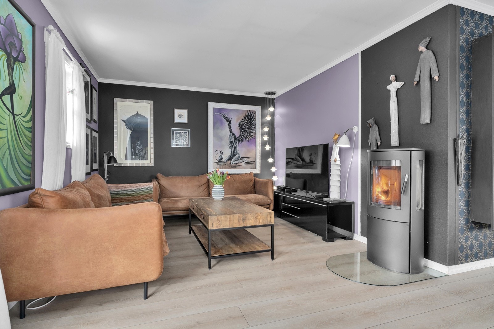 Stuen har nyere peisovn i senter av rommet. Galleribilde