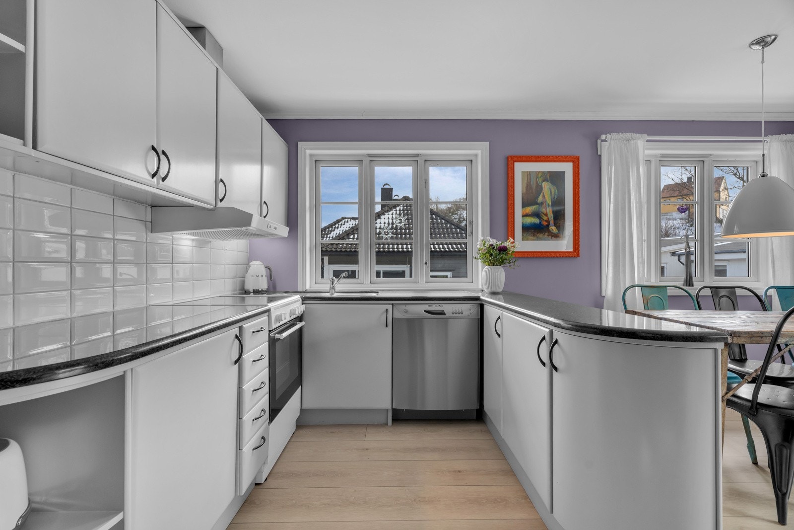 Kjøkkenet er lyst og pent med god innredning og benkeplate i stein. Galleribilde