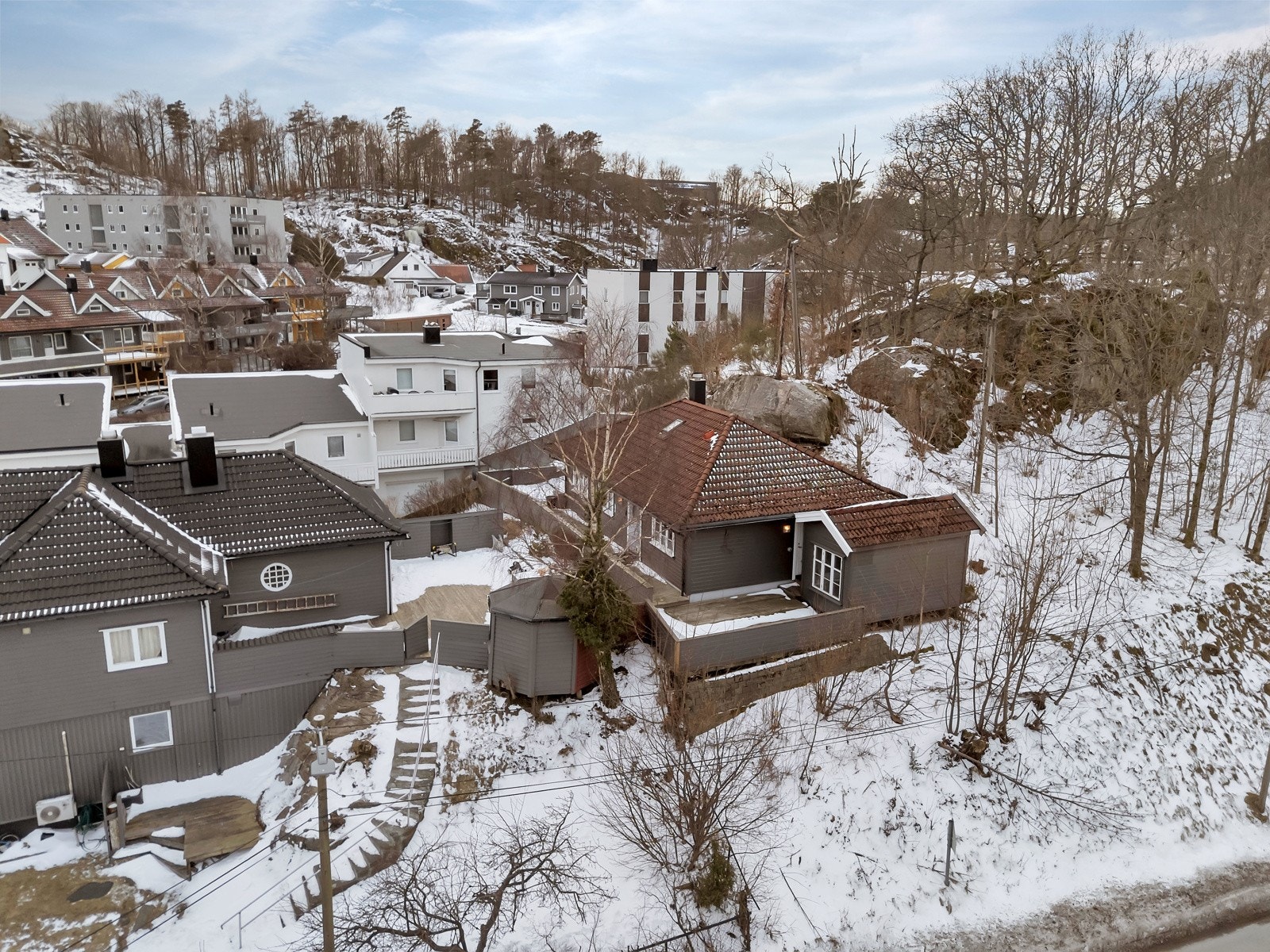 Boligen ligger fint til med naturen som nærmeste nabo i bakkant av boligen. Galleribilde
