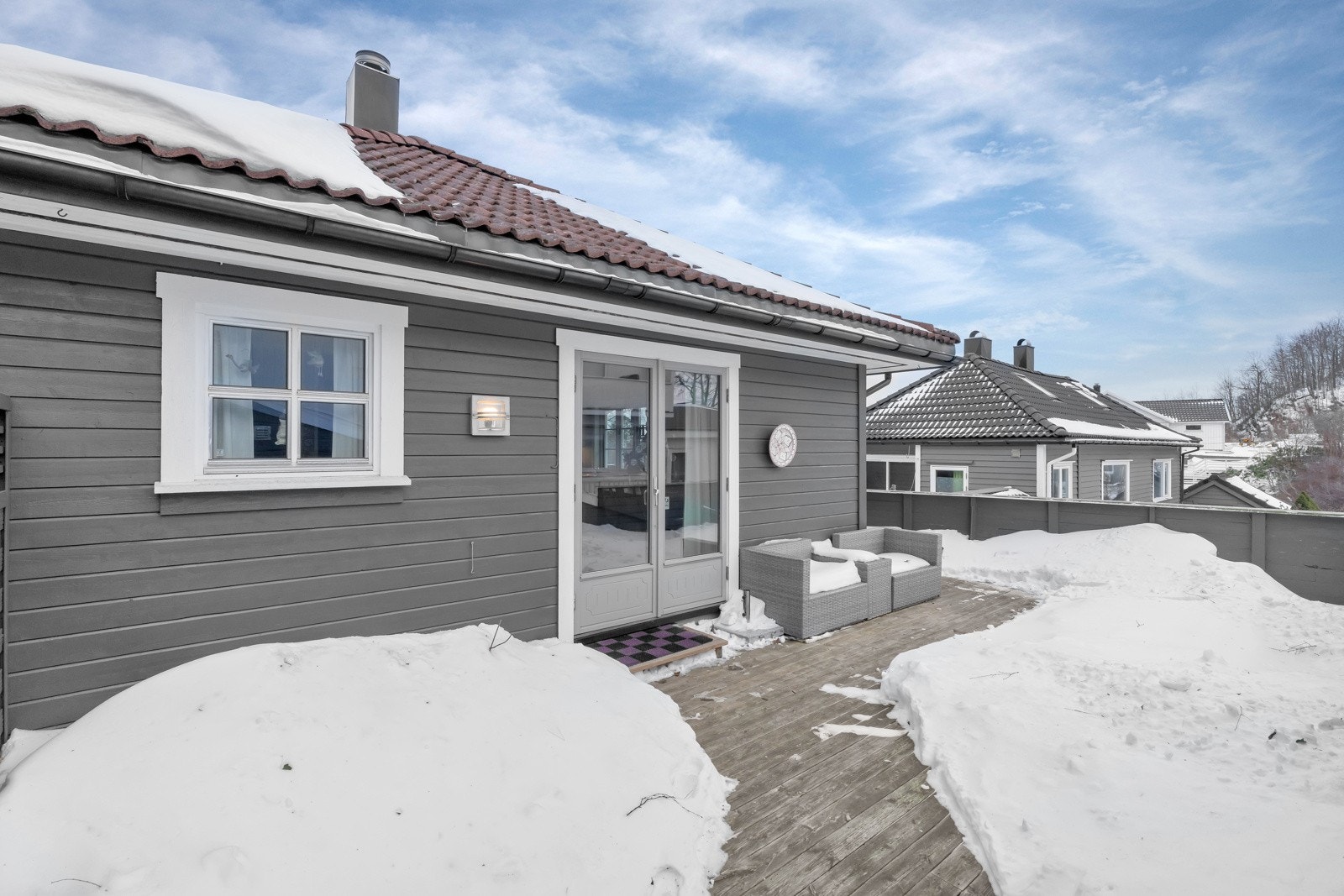 Fra stuen er det utgang til stor, solrik terrasse med god plass til sittegrupper. Galleribilde