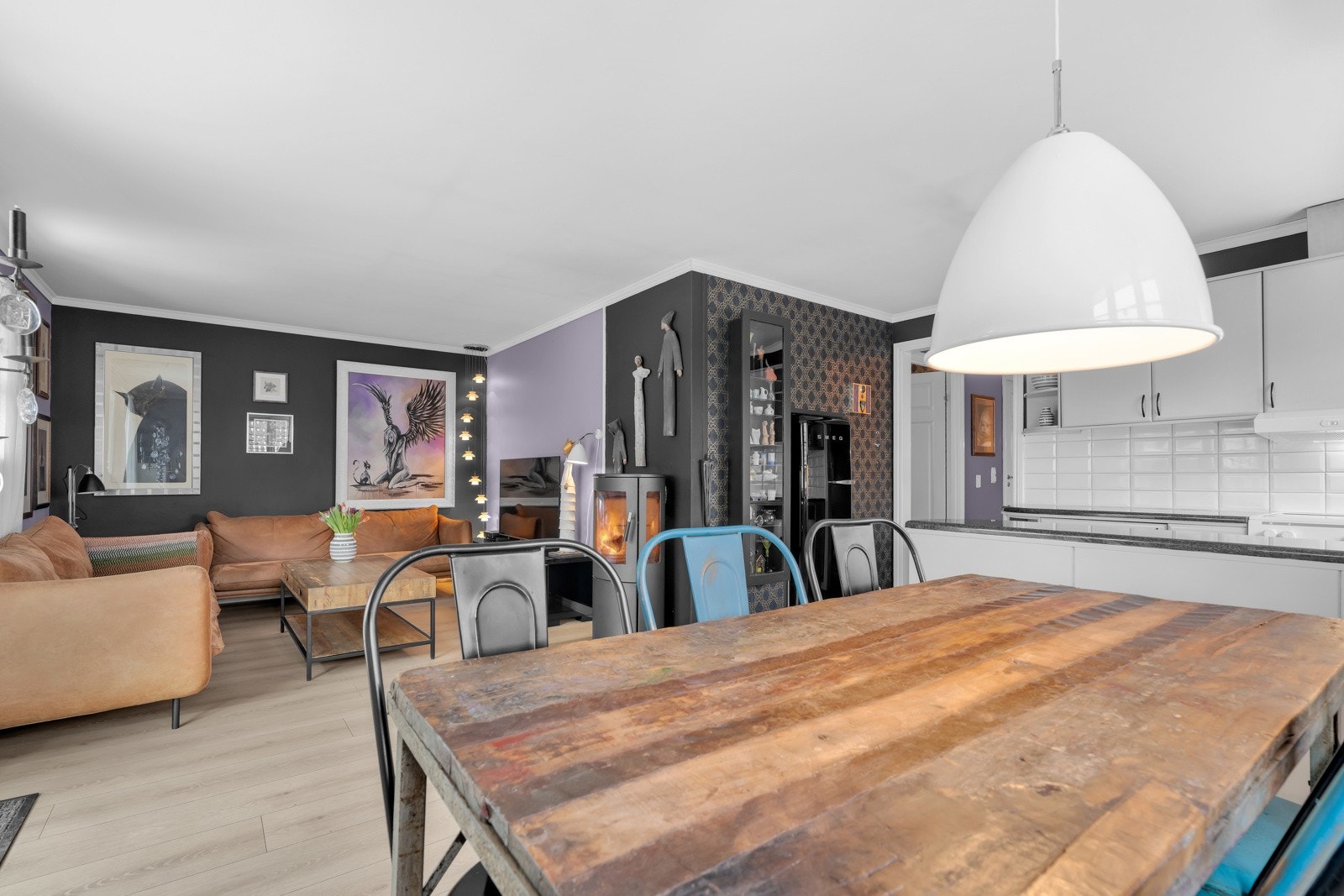 Stue med praktisk åpen kjøkkenløsning. Galleribilde