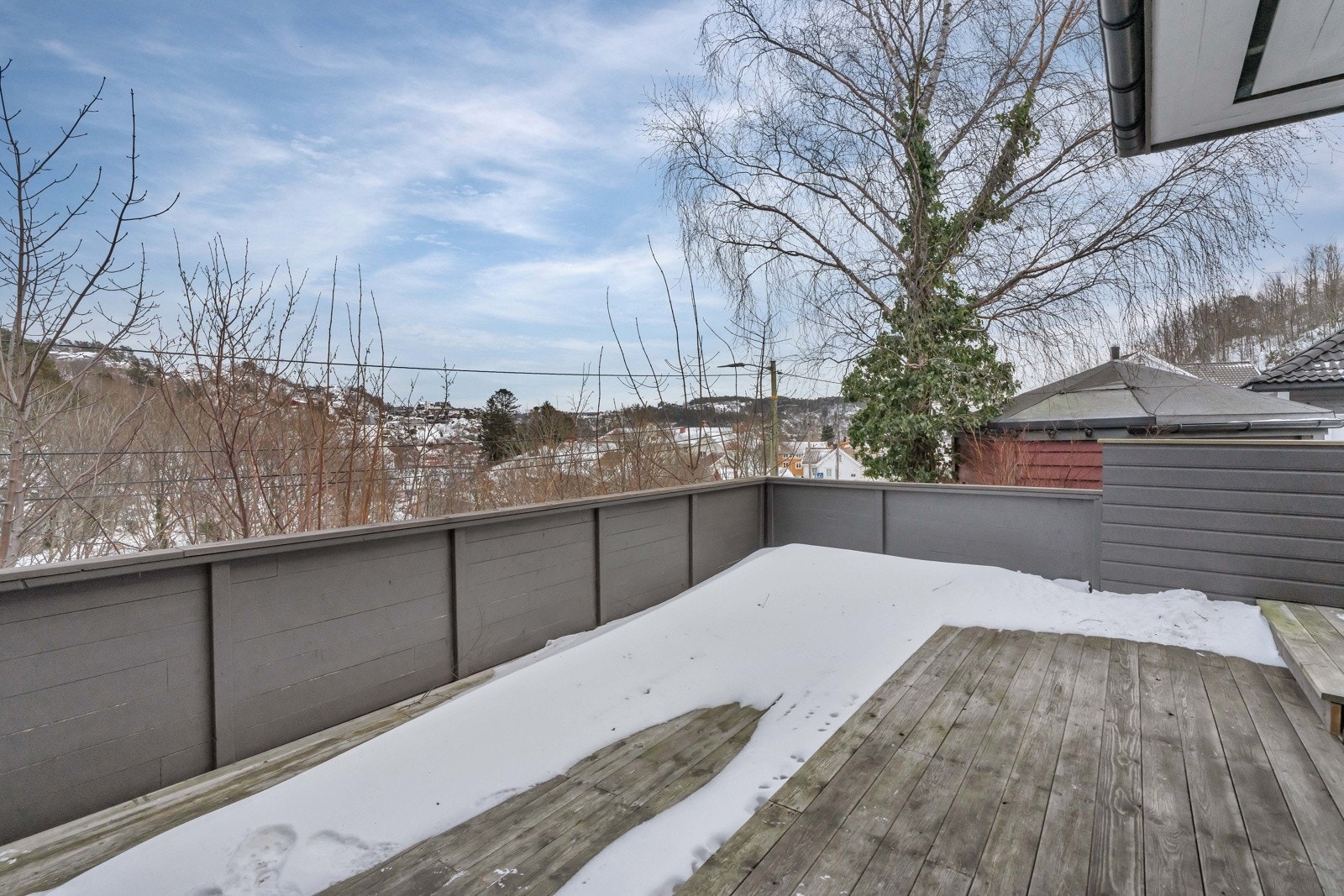 Fra terrassen er den fin utsikt mot Øvrebyen og Skinsnesheia. Galleribilde