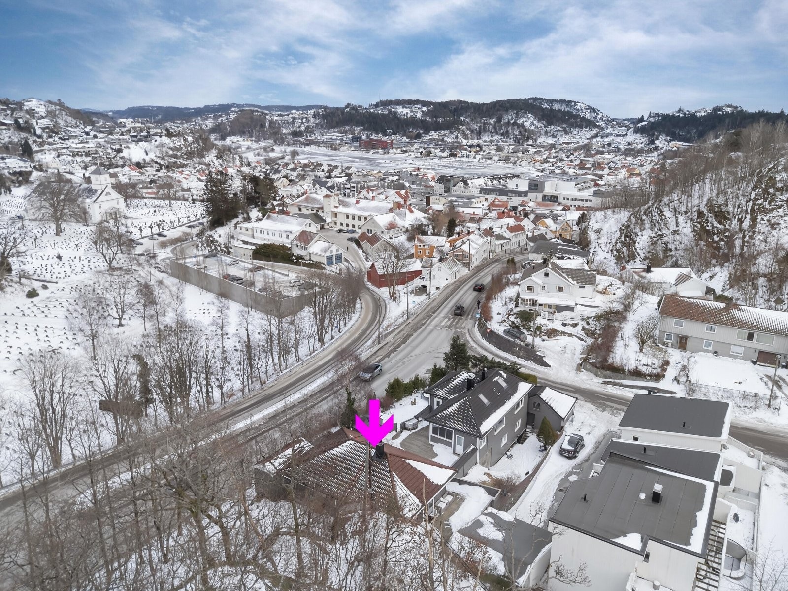 Boligen ligger svært sentralt og fint til på en høyde med utsikt mot Øvrebyen og Skinsnesheia. Galleribilde