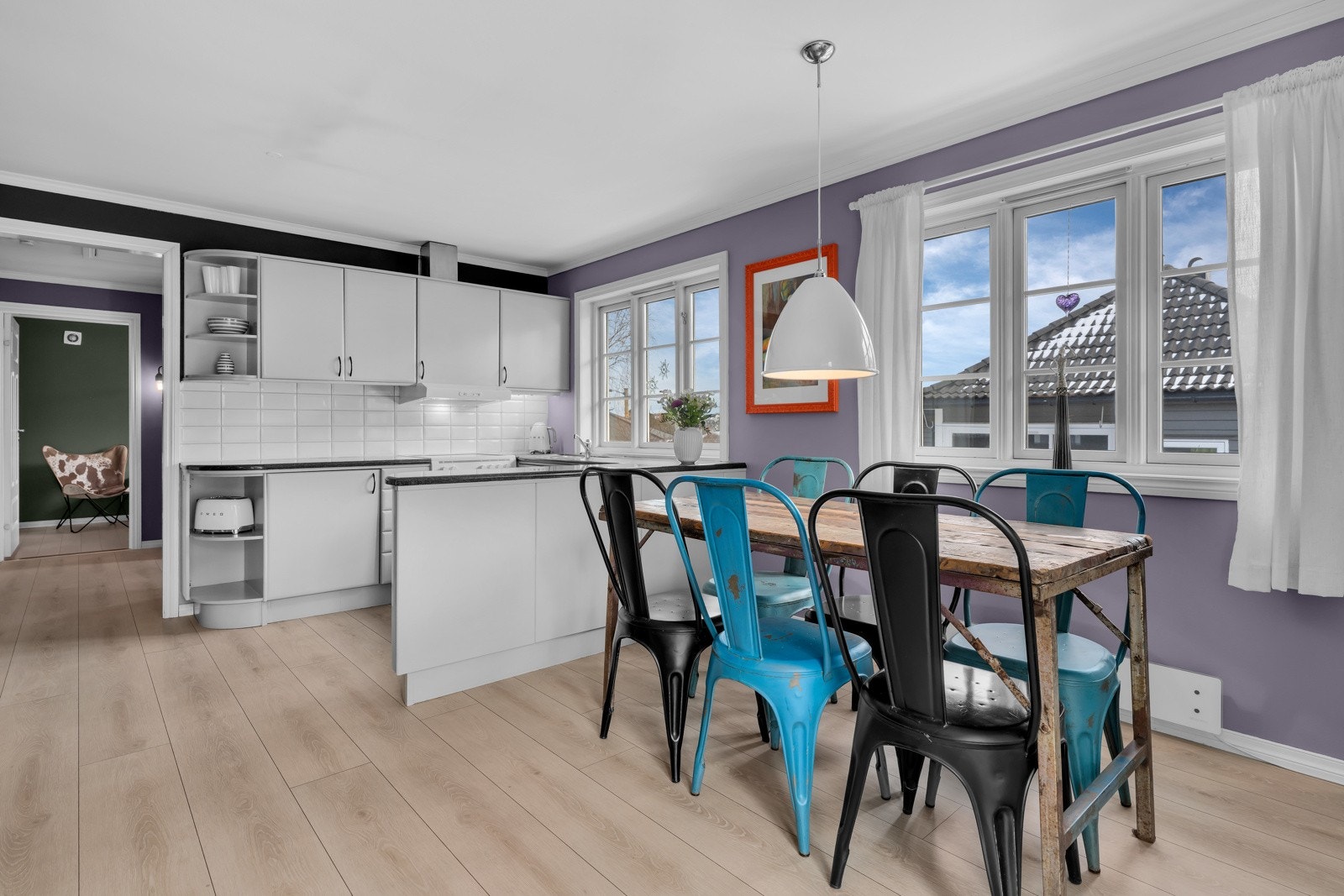 Kjøkken/stue har flere vindusflater og god plass til spisebord. Galleribilde