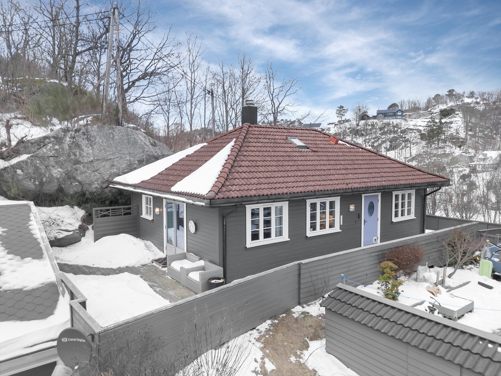 Velkommen til Oksevollveien 51! Velholdt, pen enebolig med alt på en flate og solrik terrasse. Galleribilde