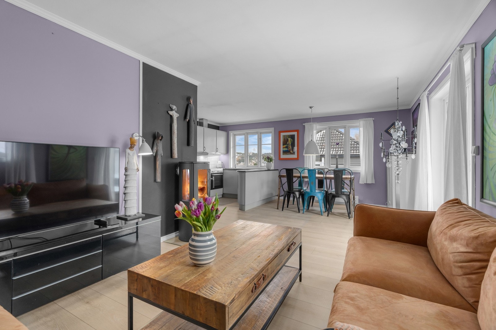 I stuen er det plass til å dele inn i ulike soner med en tv-stue del og en spisestue del. Galleribilde