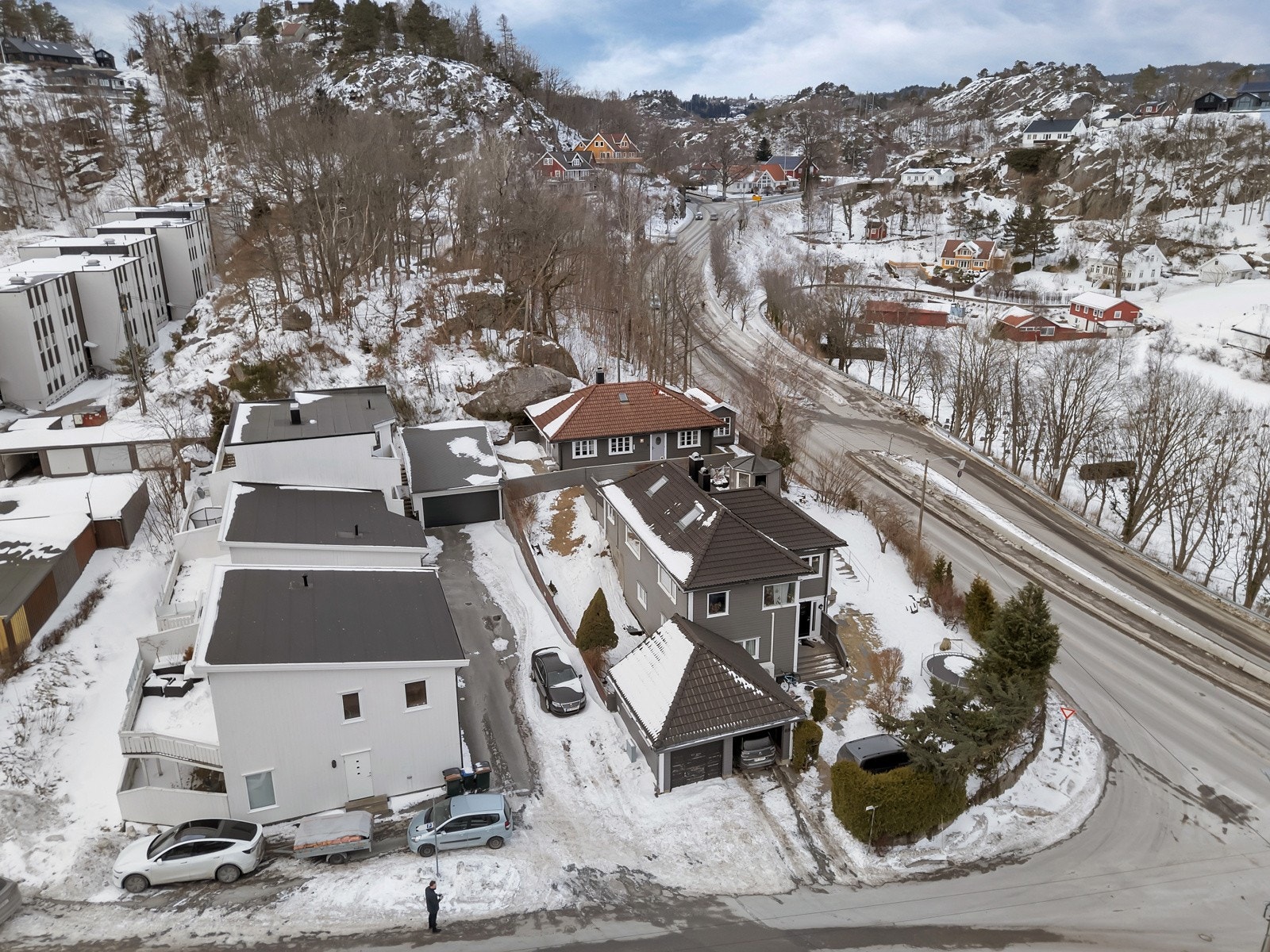 Boligen har en svært sentral beliggenhet med gåavstand til byens fasiliteter og sykkelavstand til skoler og idrettsanlegg. Galleribilde