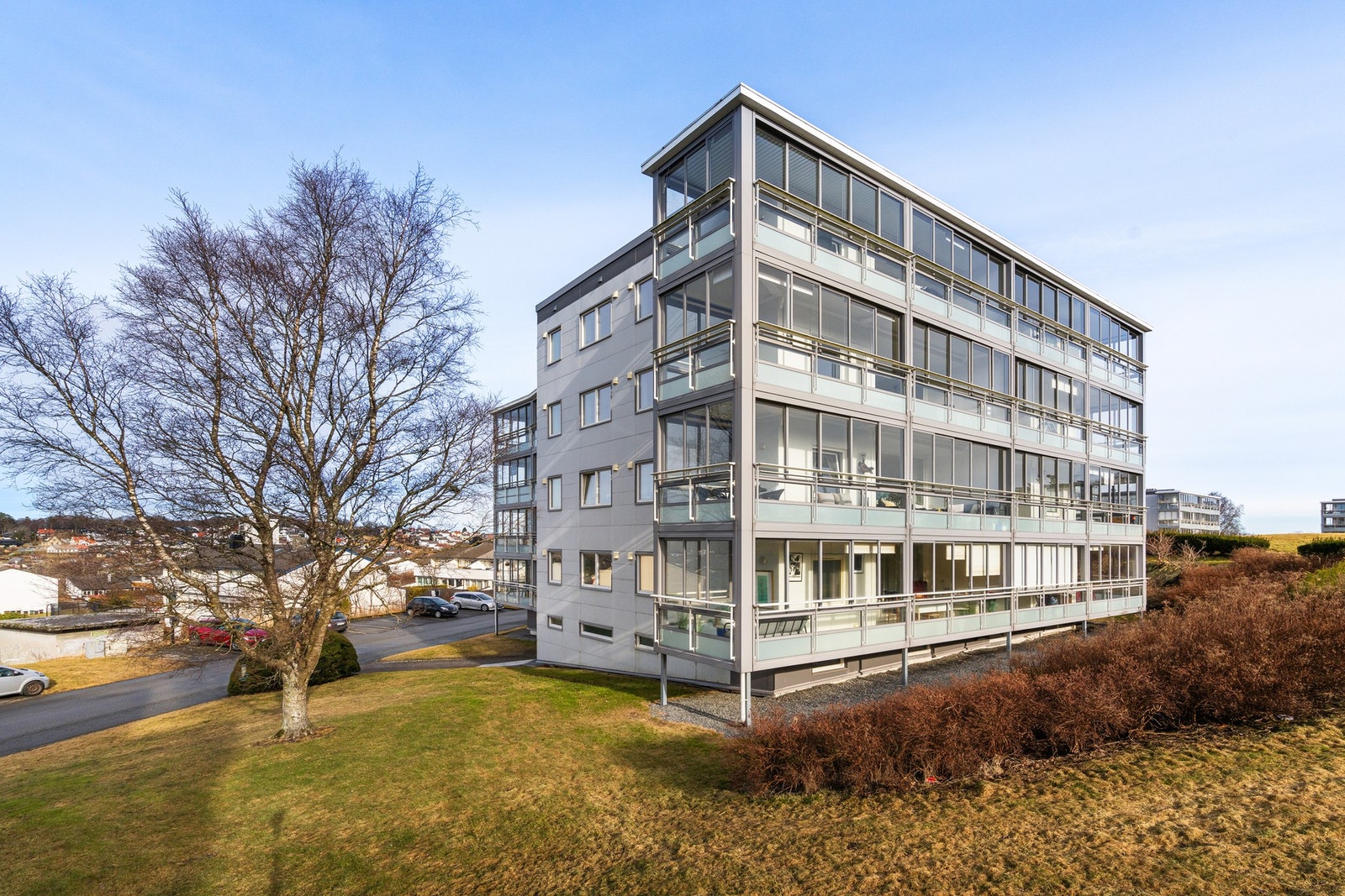 Leiligheten ligger sentralt plassert med nærhet til busstopp, kjøpesenter, dagligvarebutikk og sentrum. Galleribilde