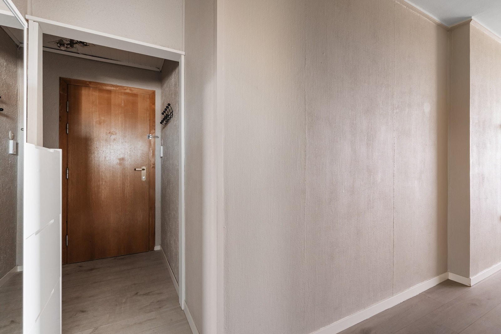 Lys og praktisk entré med plass til å henge fra seg yttertøy og sko. Galleribilde