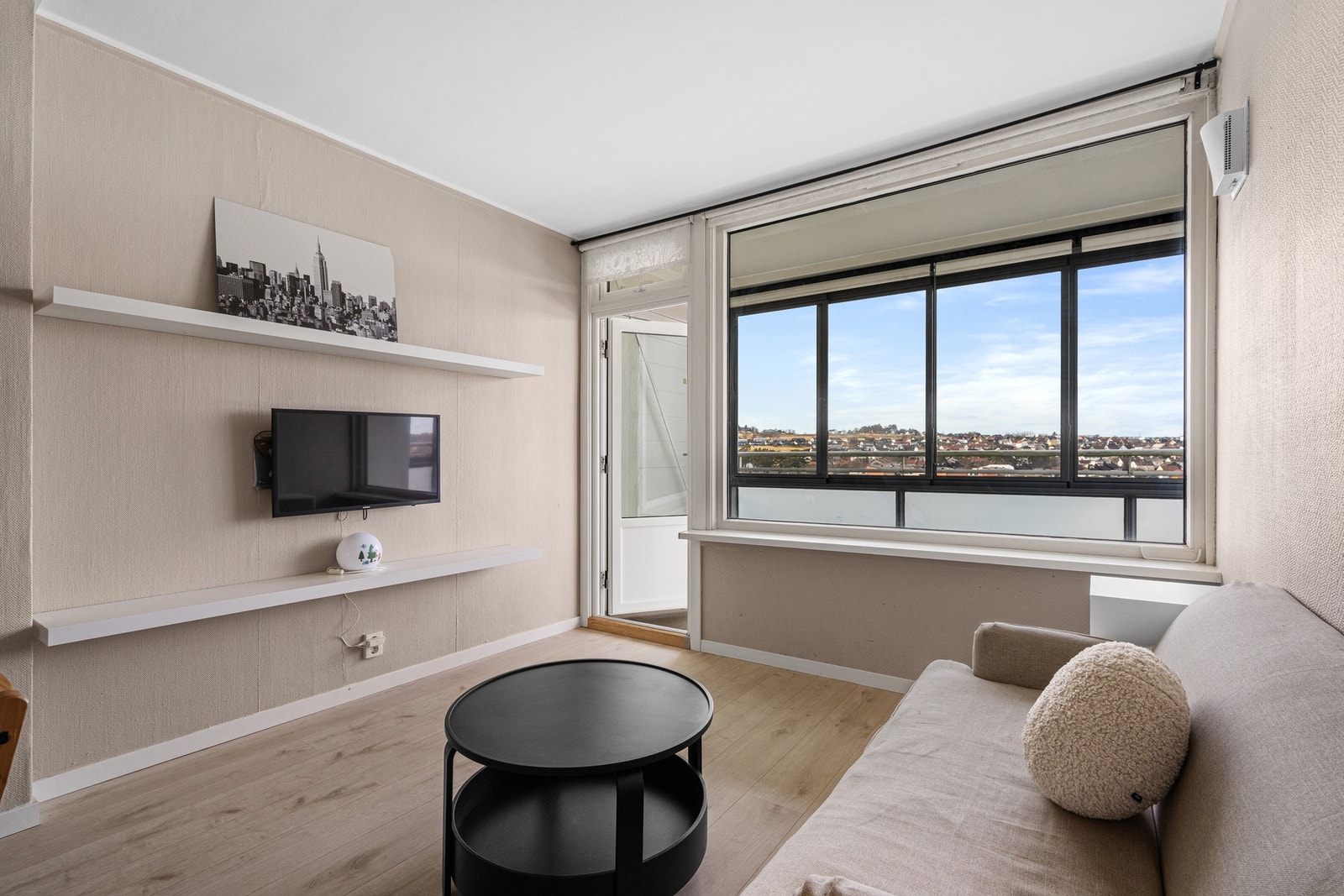 Fra stuen er det utgang til romslig innglasset balkong. Galleribilde