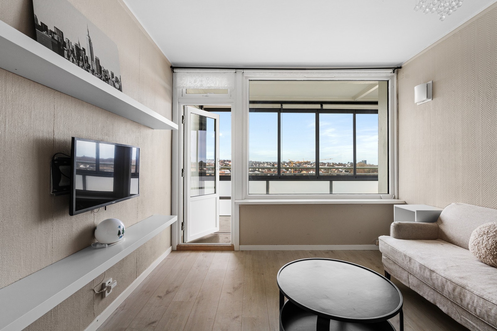 Leiligheten fremstår lys og luftig med store vindusflater som sikrer rikelig med naturlig lysinnslipp. Galleribilde