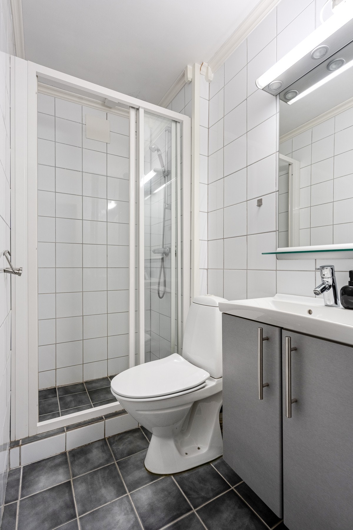 Tidløst helfliset bad med romslig dusjhjørne. Galleribilde