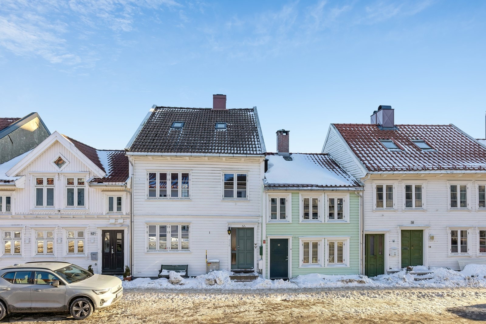 Velkommen til Skippergata 62A! Eiendommen er opprinnelig oppført som en enebolig og er senere lovlig ombygd og godkjent med to selvstendige boenheter. Oppussing/renovering må påregnes. Galleribilde