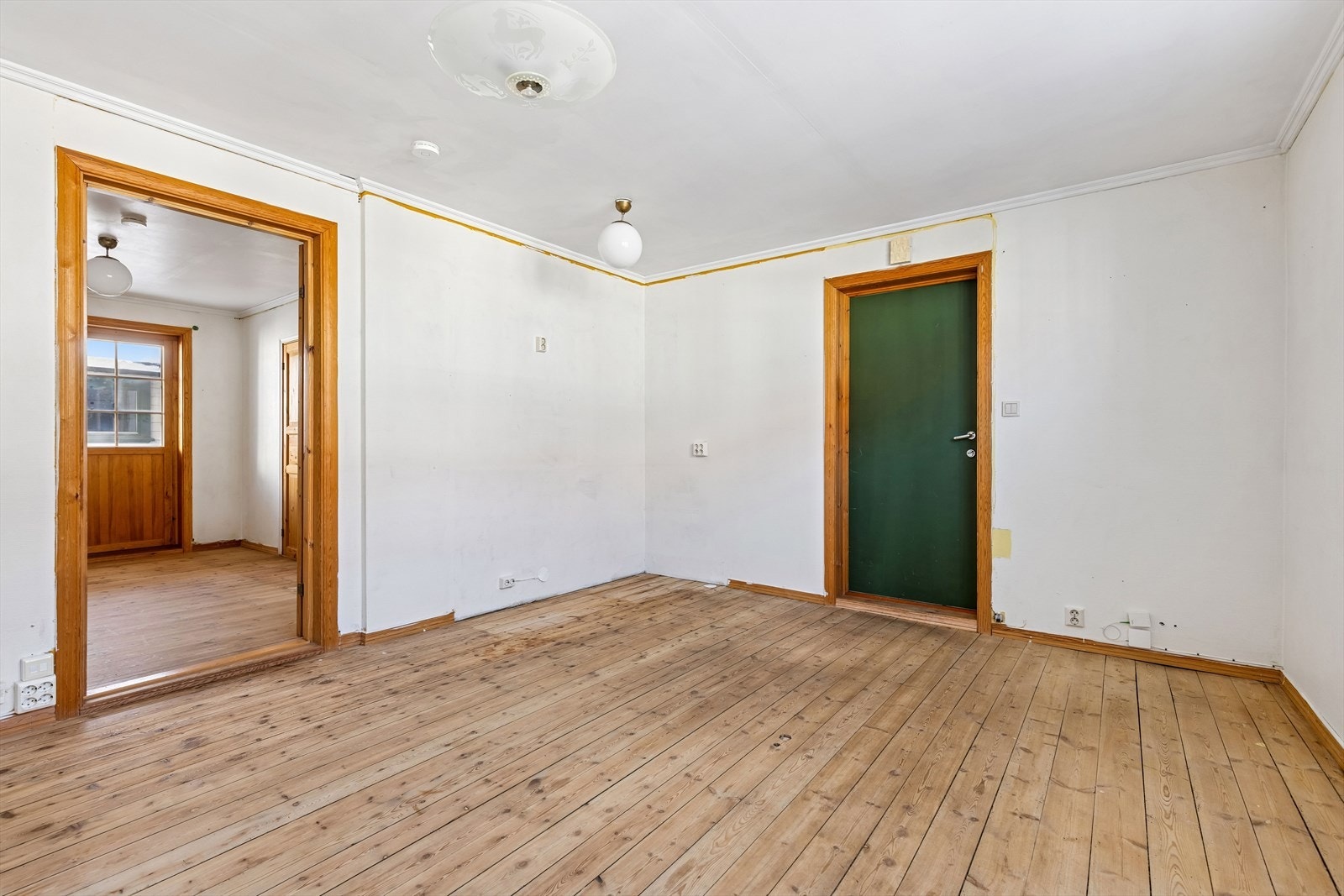 Første etasje er delt inn i stue, bad og soverom. (Egen boenhet, tidligere har det vært kjøkken sammen med stuen) Galleribilde