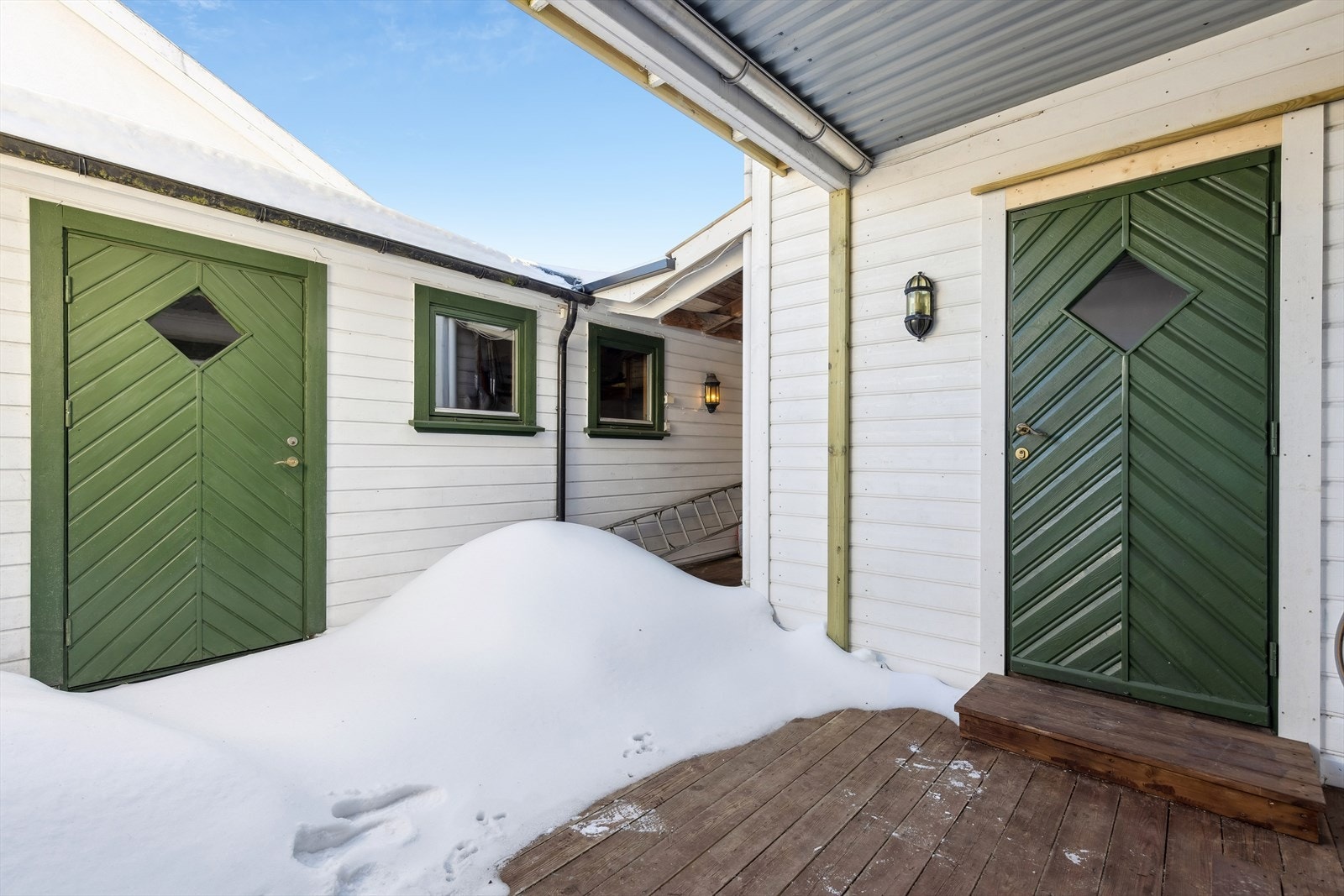 Terrasse/bakgården og ut til romslig bod Galleribilde