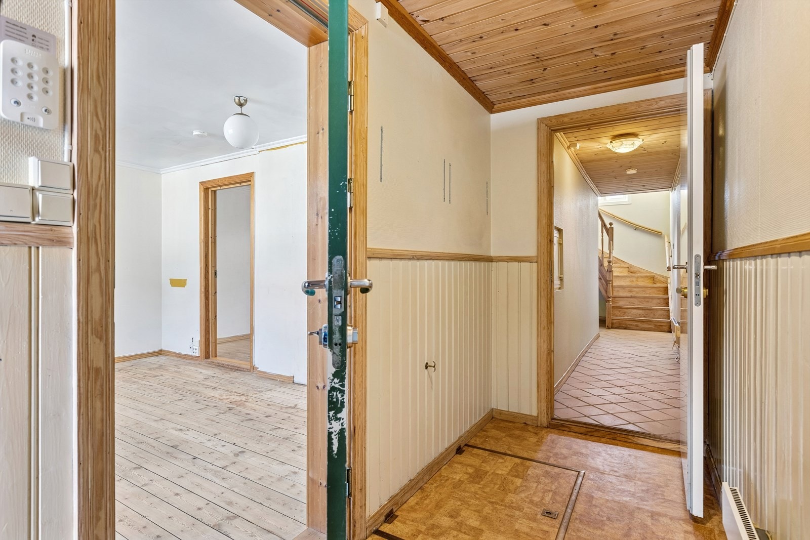 Entré (til venstre inn til minste boenhet og rett frem til hoveddelen) Galleribilde