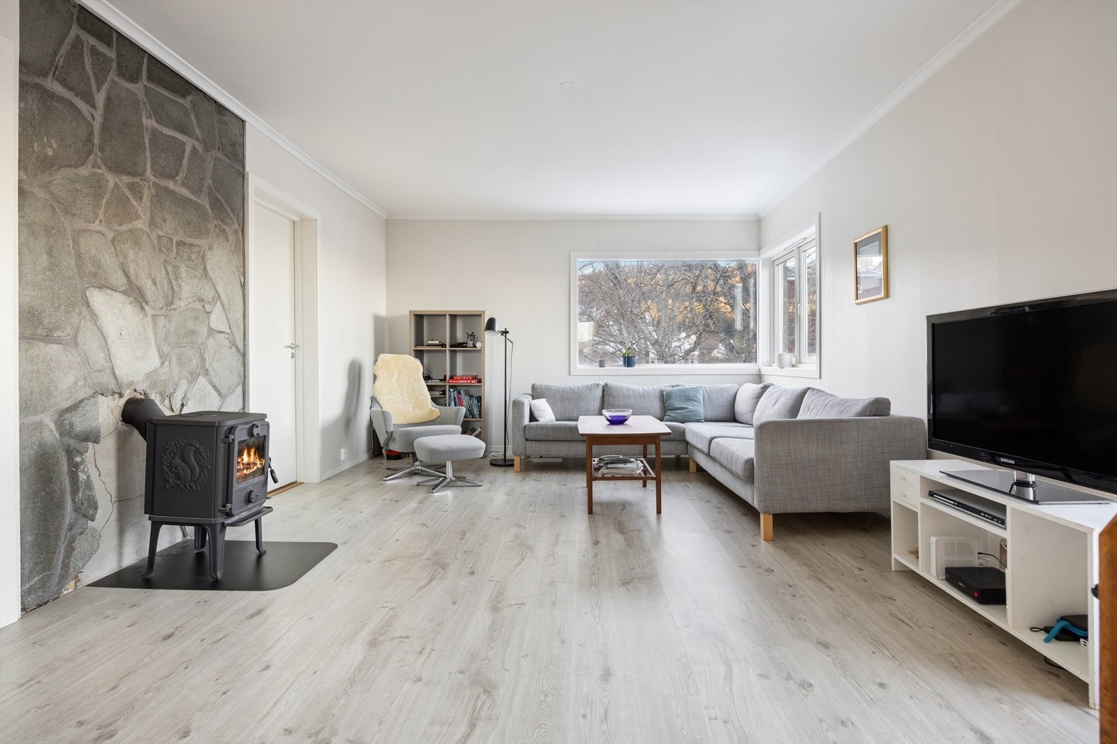 Denne leiligheten strekker seg over hele 2. etasje og loft. Stuen er stor og luftig med gode møbleringsmuligheter. Galleribilde