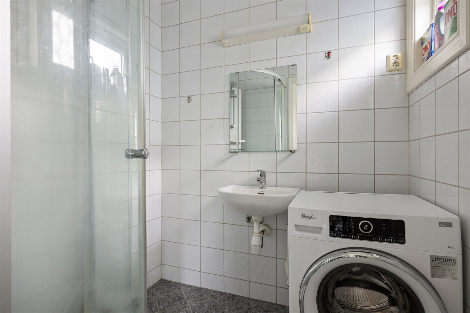 Leiligheten som går over 2. etasje og loft har 2 bad samt ekstra toalettrom. Dette er badet i 2. etasje. Galleribilde