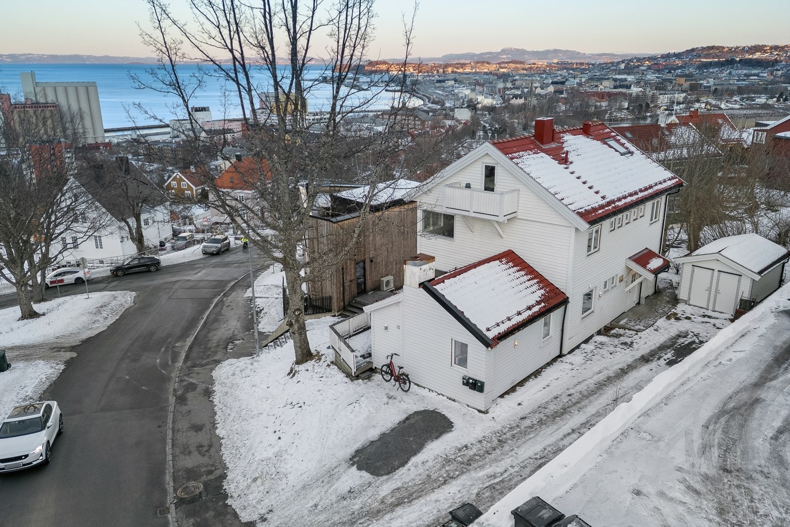 Det er fler biloppstillingplasser på egen tomt og frittstående bod. Galleribilde