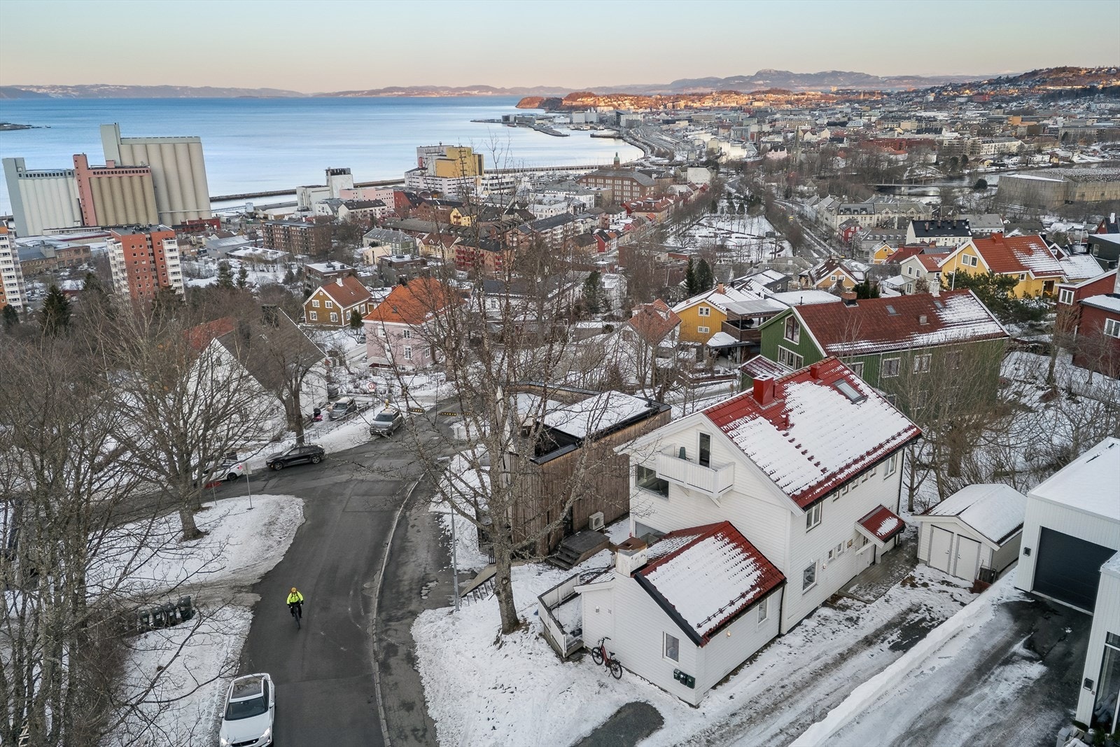 DNB Eiendom ved/Maria Stokkan og Andreas Elmenhorst har gleden av å presentere Steinberget 25 B og C! En hel flermannsbolig med 3 boenheter. Galleribilde