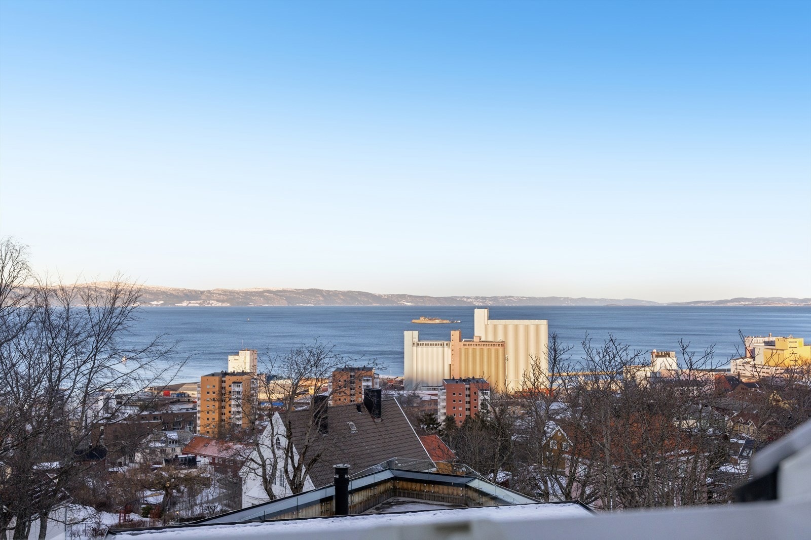 Trondheimsfjorden med Munkholmen og Fosenalpene i bakgrunnen er rammen for utsikten fra eiendommen. Galleribilde