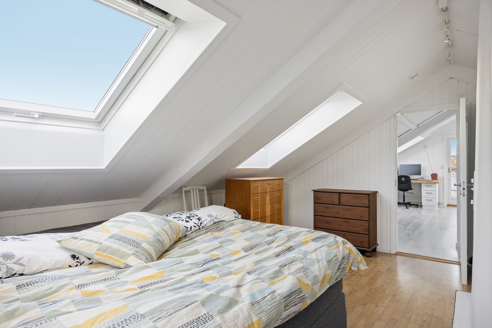 De store Velux-vinduene slipper inn rikelig med dagslys i loftsetasjen. I tillegg har man en fantastisk utsikt utover fjorden. Galleribilde