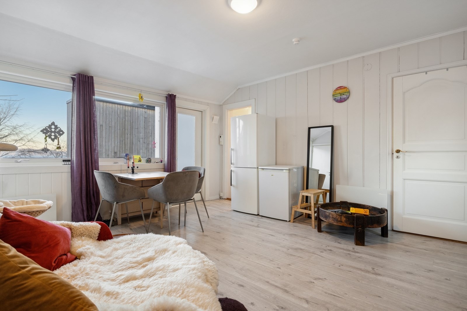 Denne leiligheten er en 2-roms leilighet og har egen inngang fra baksiden. Galleribilde