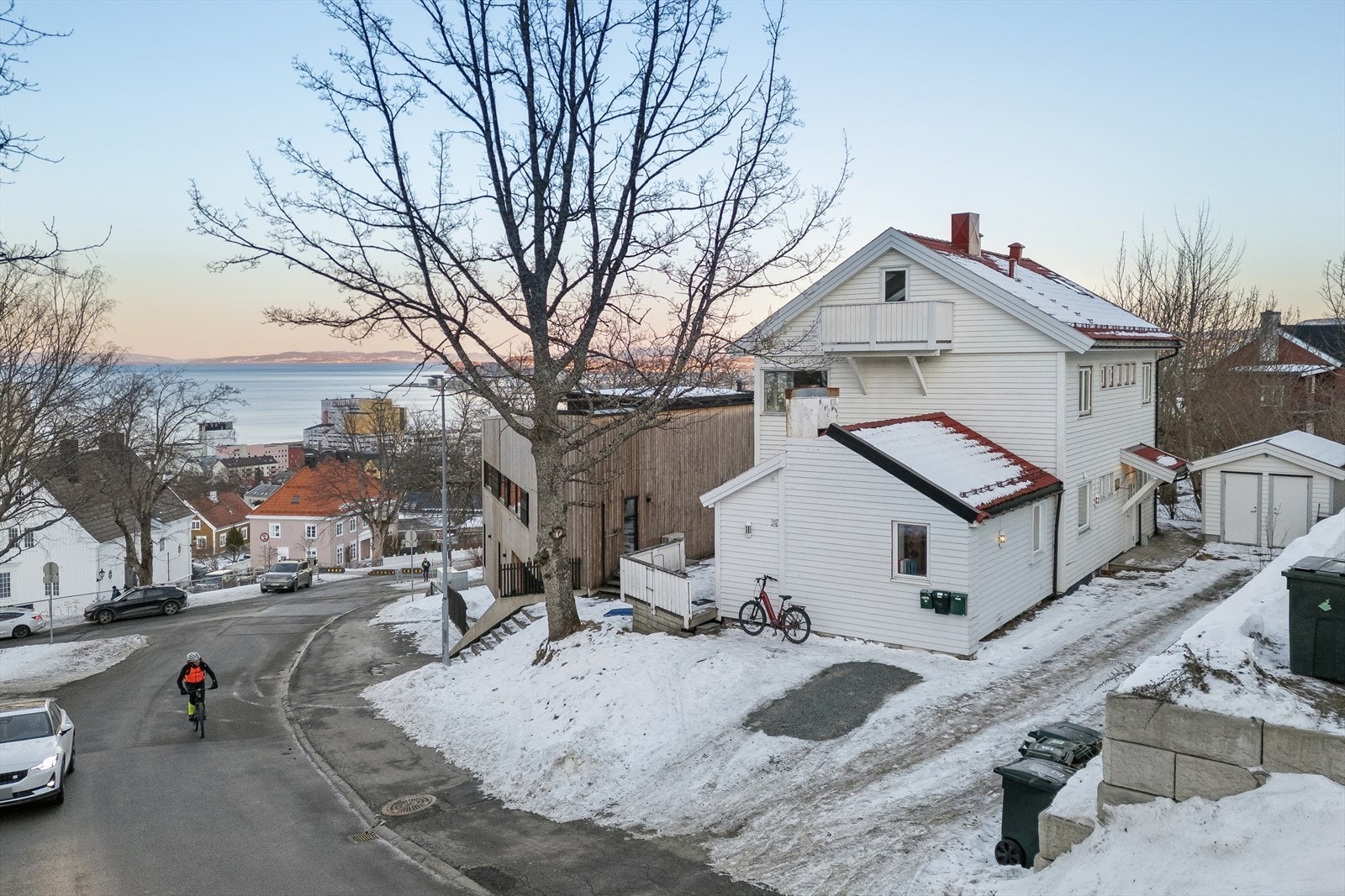 Innholdsrik flermannsbolig med 3 egne boenheter og separat bod i hagen. Galleribilde