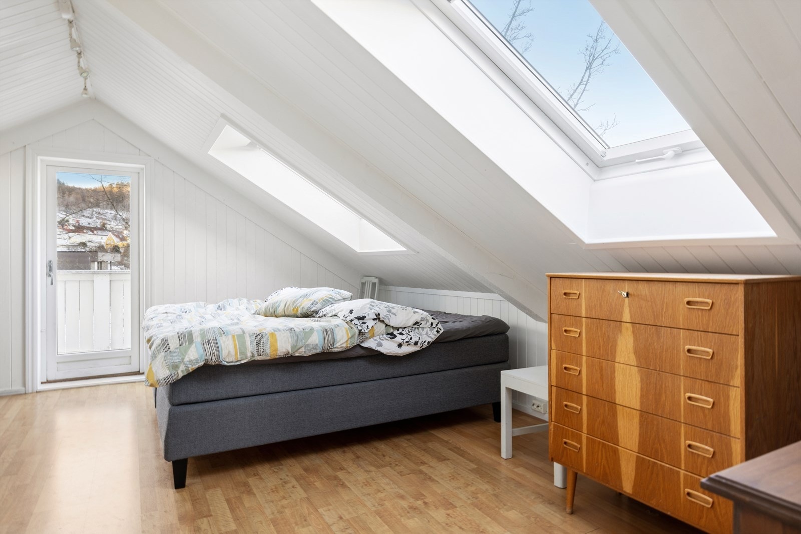 Den ene delen av loftstuen brukes idag som soverom. Galleribilde